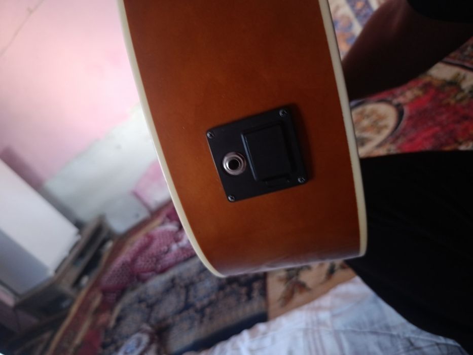 Yangi holatda Gitara sotiladi