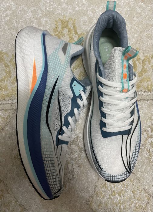 Продам беговые кроссовки