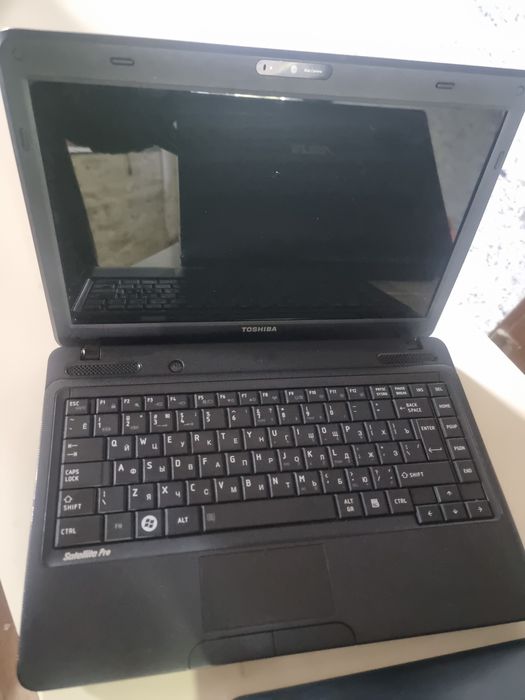 Офисный старый ноутбук.