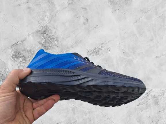 Дишащи олекотени мъжки маратонки в преливащо синьо и черно.