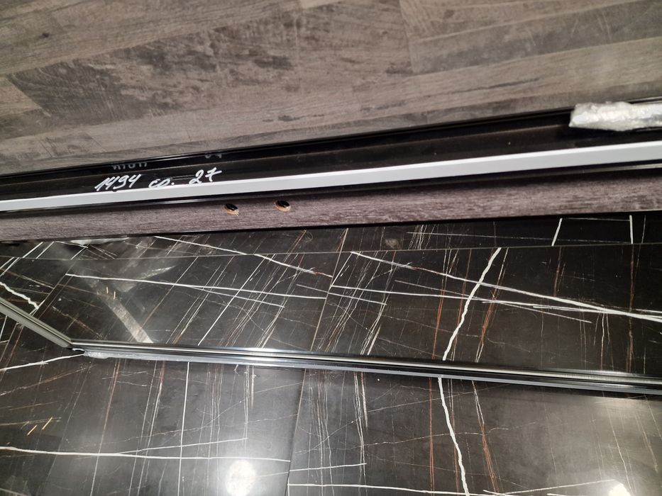 Алуминиева Врата М5 А 69/194 цвят Сив ясен.Бял лакобел Огледало отвън