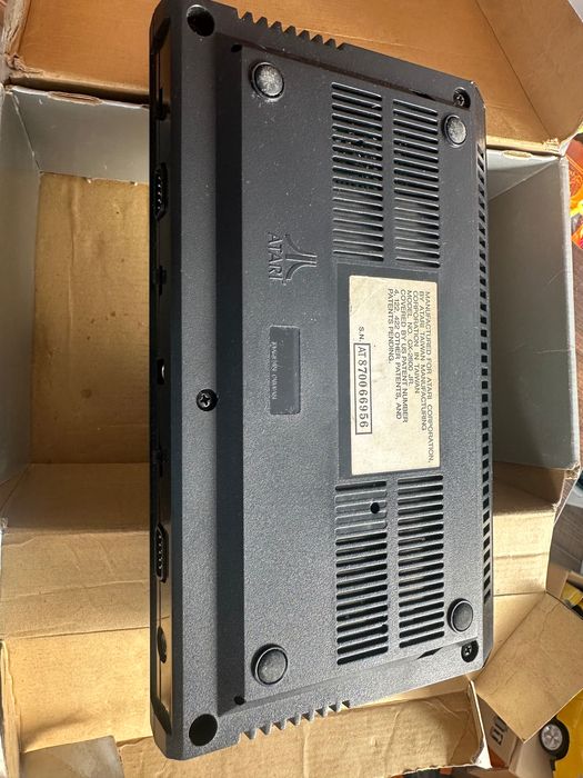 Конзола Atari 2600 с оригинална кутия.