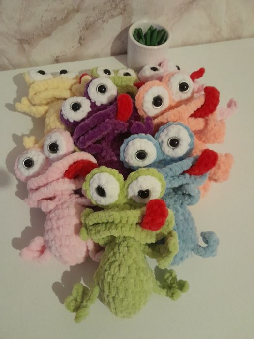 Плетени играчки жабки