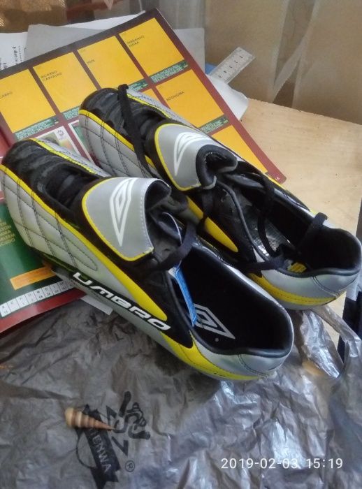 продаю футбольные бутсы