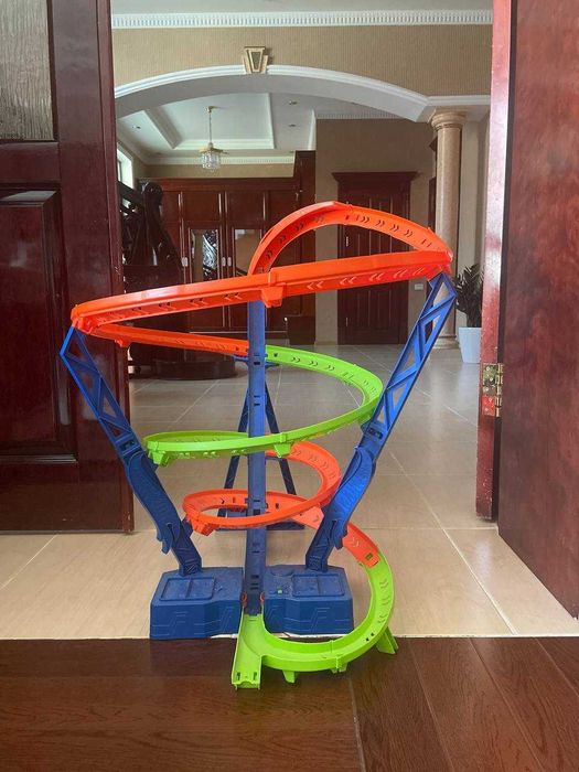 Продаётся hot wheels  трасса в идеальном состоянии.