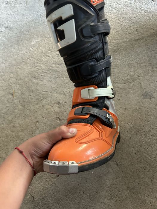 Моткрос ботуши.