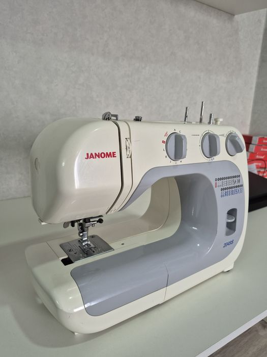 Швейная машина Janome 2049S