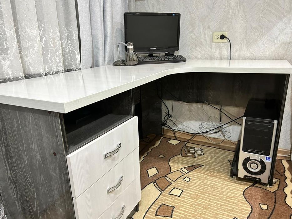 Продам компьютерный стол со шкафом