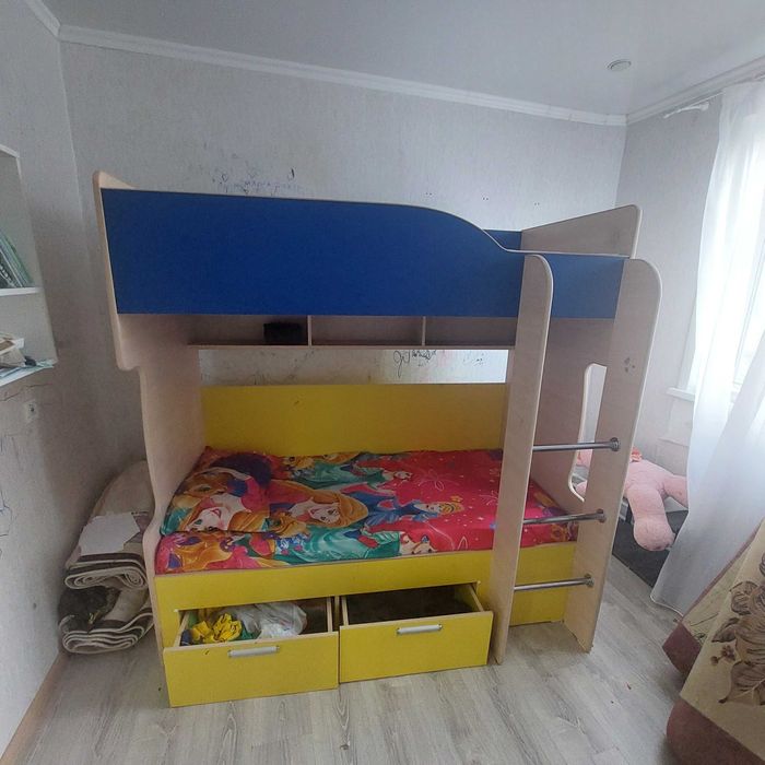 Продам двух ярусную кровать