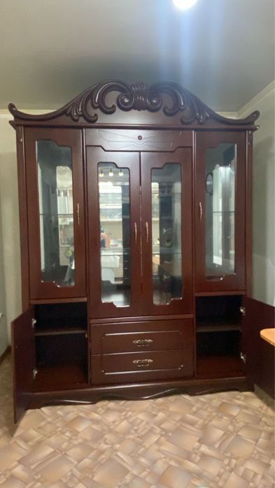 Сервизный шкаф в отличном состоянии