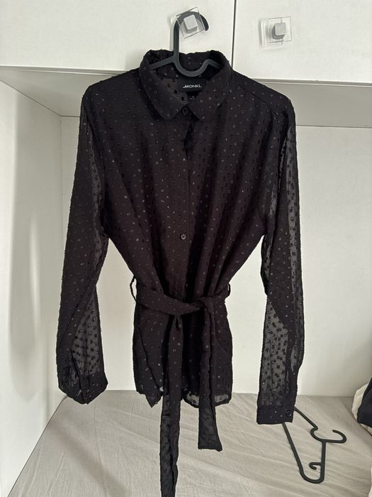 Дамска риза с дълъг ръкав.