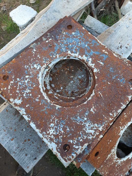 Vind placa metalica pentru cuzineti stilpi hala 10 buc