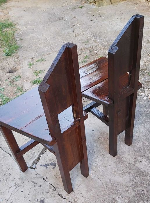 Два ръчно изработени дървени стола