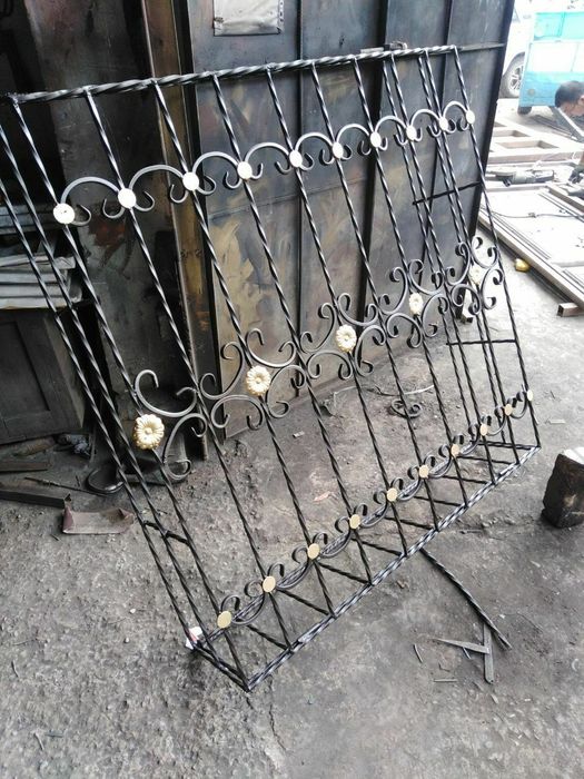 Решётки на окна, казырёк, ролики