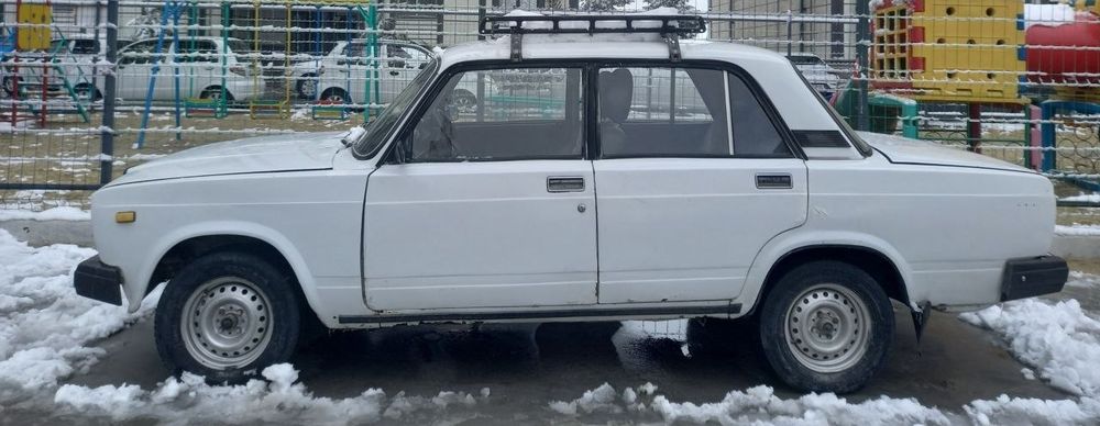 Moshina sotiladi VAZ2107