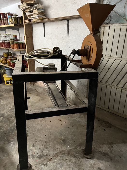 Moară cereale cu stativ solid si dispozitiv pentru polizor