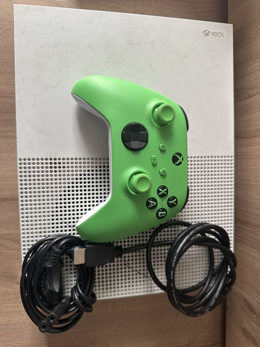 Xbox one s + controller