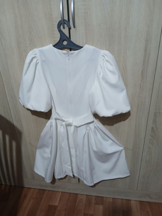 Продам нарядное белое платье. РАЗМЕР 42