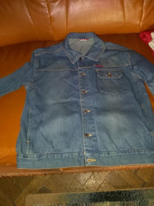 Vand geaca de blugi BERSHKA,de calitate ca noua pret 85 lei.