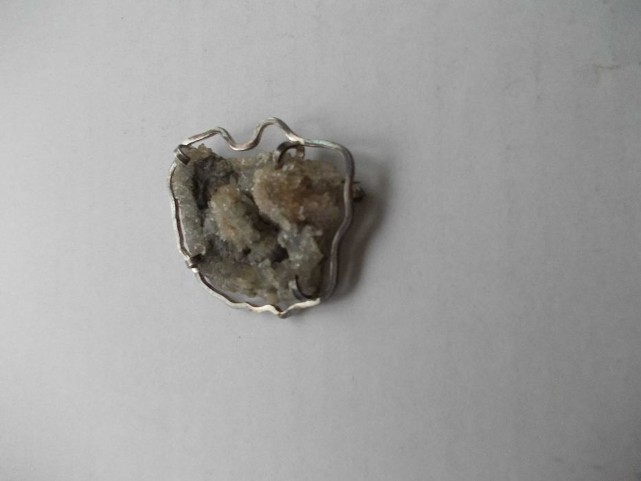 Brosa veche din argint cu cristal