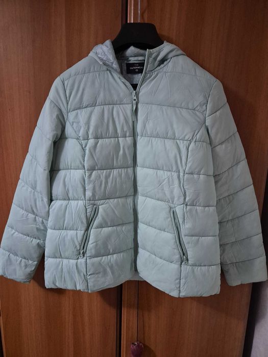 Geaca matlasata de la The Outerwear, cu gluga, pentru adolescente.