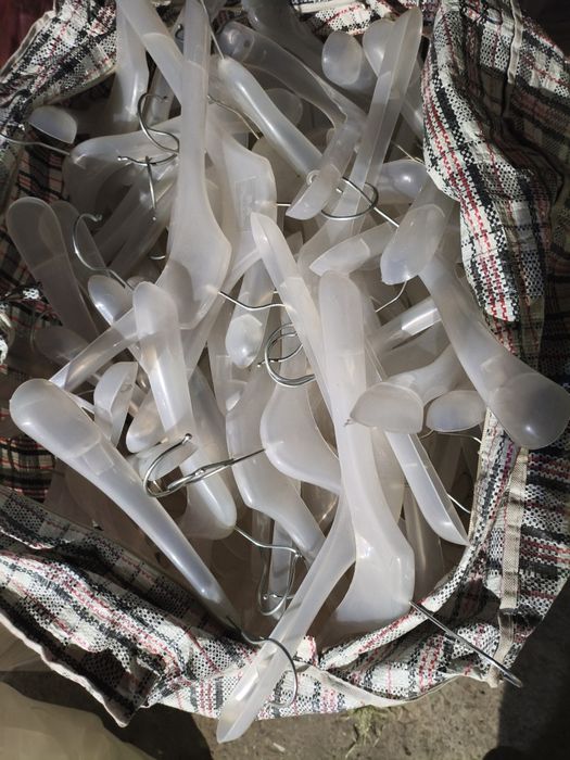 Продам плечики вешалки.