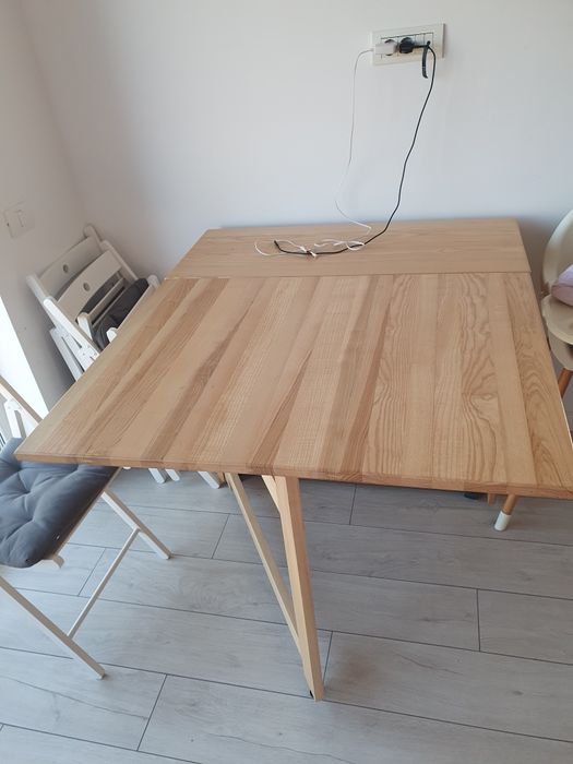 Masa extensibila cu magazie pentru scaune