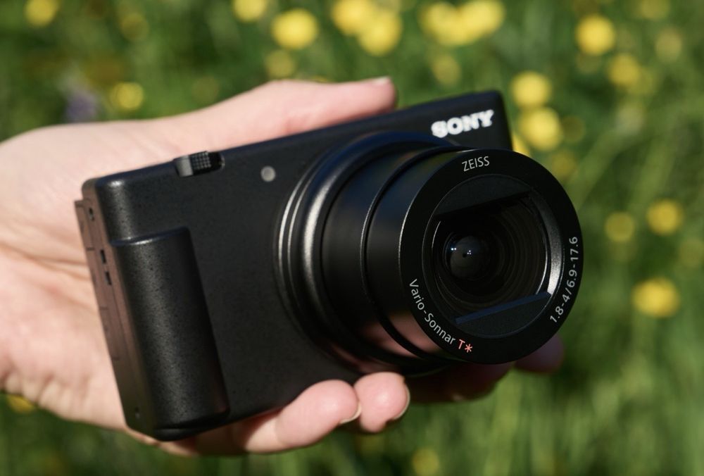 Vand schimb camera foto avansata Sony zv1 m2 , obiectiv ZEISS 18-50 mm