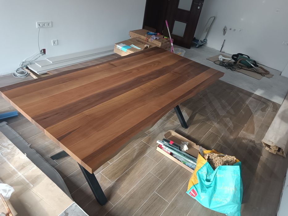 Маса чисто нова       л