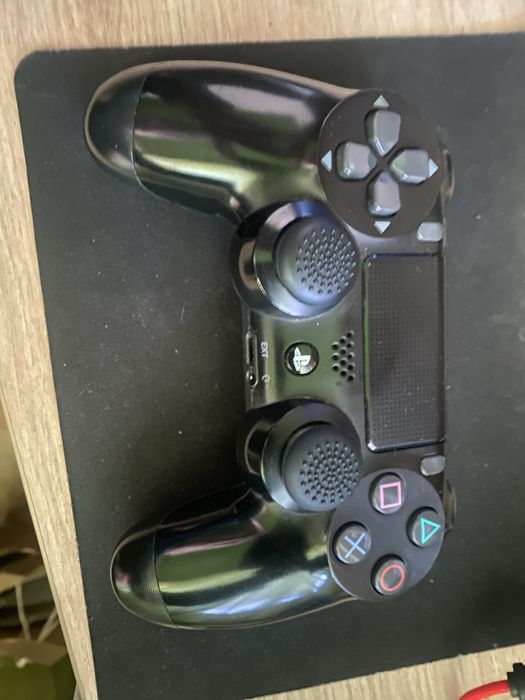 Playstation 4 slim 1tb 2 джойстика зарядна станция и 2 игри