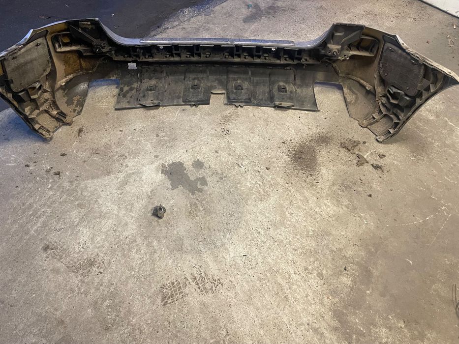 Продавам задна броня