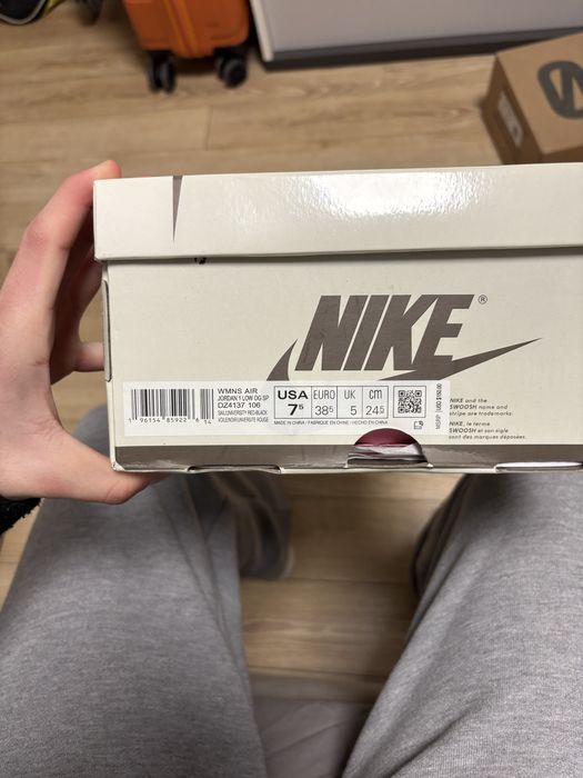 Travis scott jordan 1 low olive