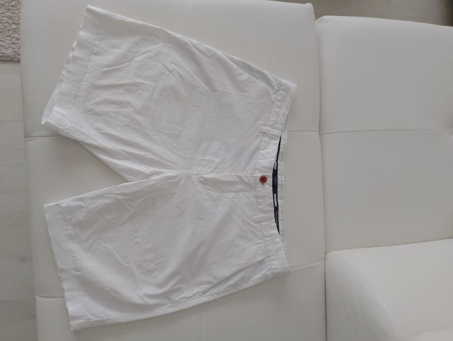 Vând bermude bărbătești ,C &A,produs de calitate,ca și noi.