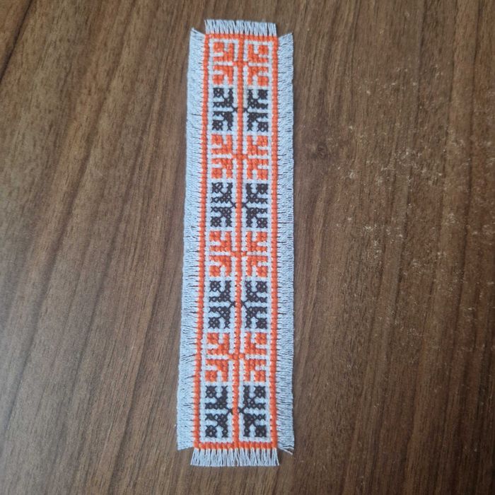 Semn de carte cusut pe etamina