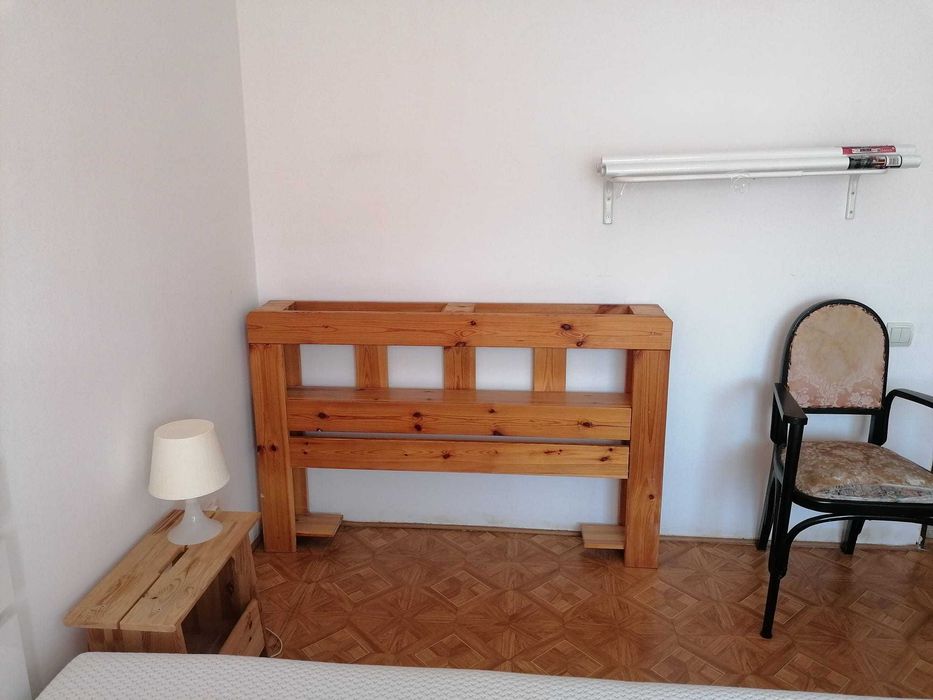 Coltar modular cubist, front lucru bucatarie si aragaz, table pat din lemn masiv natur