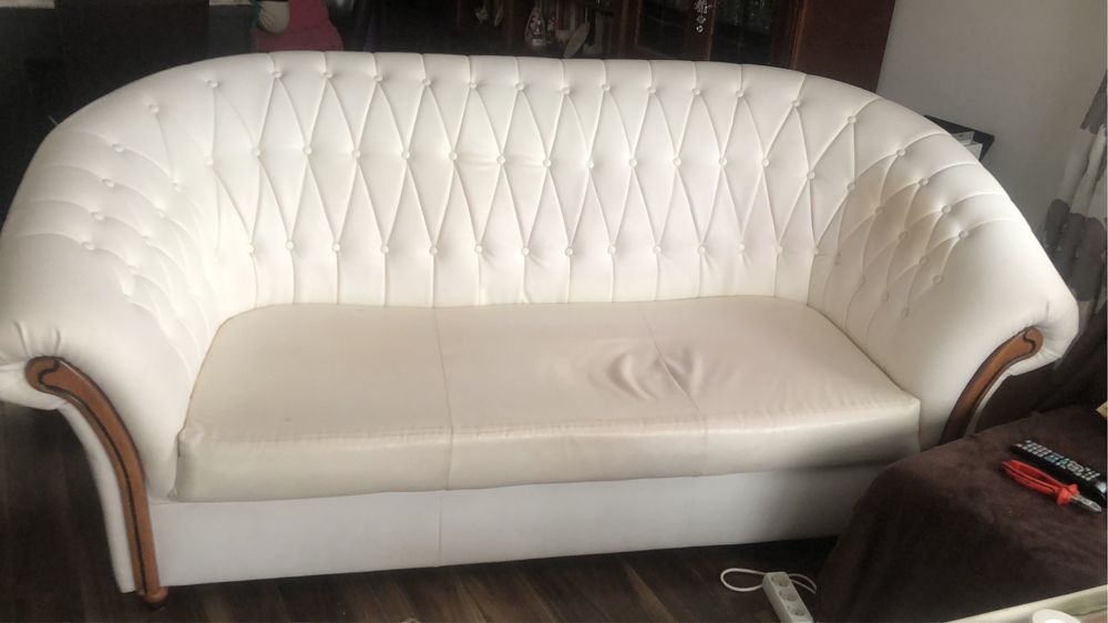 2 canapele folosite, una reconditionata, cealalta cu defect la sezut