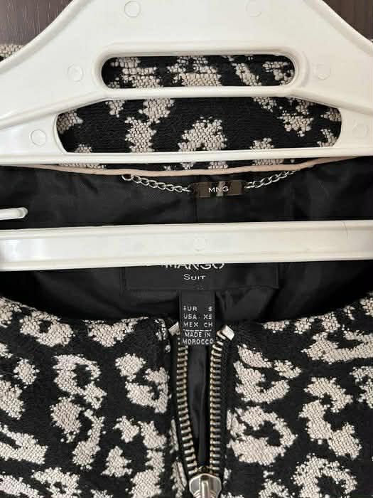 Сако на марката MANGO