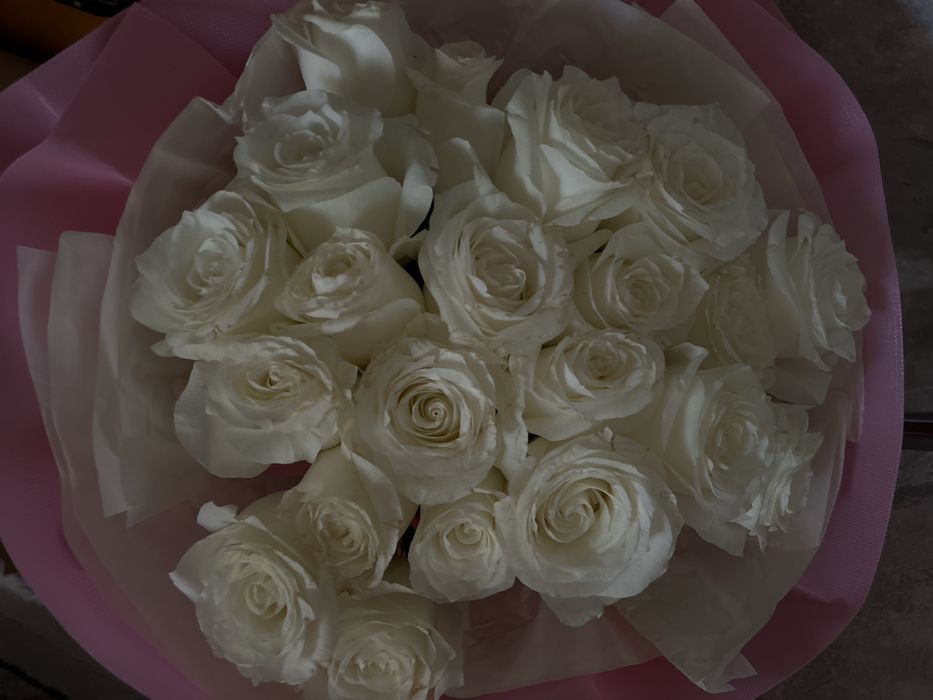 Цветы белые розы свежие