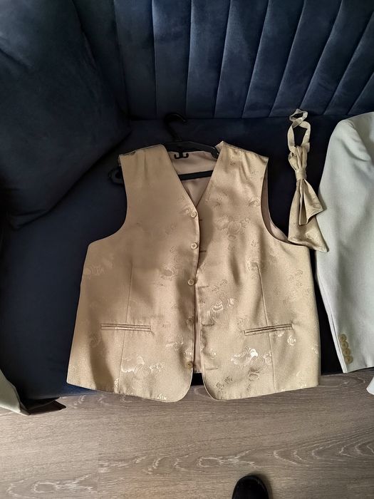 Vând costum 3 piese mărimea 50