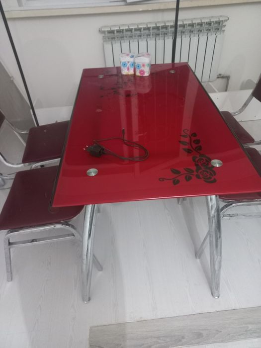 Кухонный стол и стуля