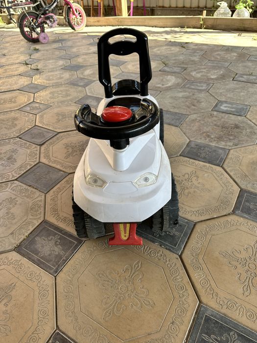 Машинка-толокар детская