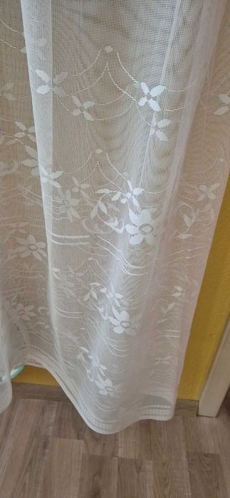 Продавам бяло тънко перде ушито.