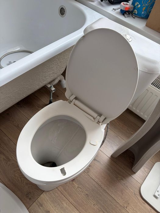 унитаз и гигиенический душ