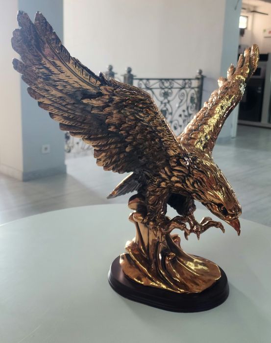 Statuetka burgut sotiladi