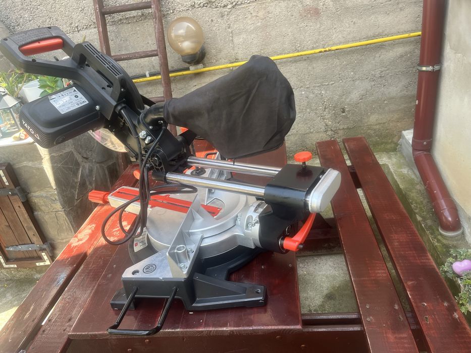 Fierastrau de banc yato 1800 w