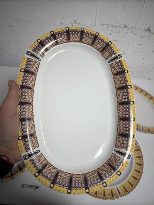 Чинии с битови елементи шевица