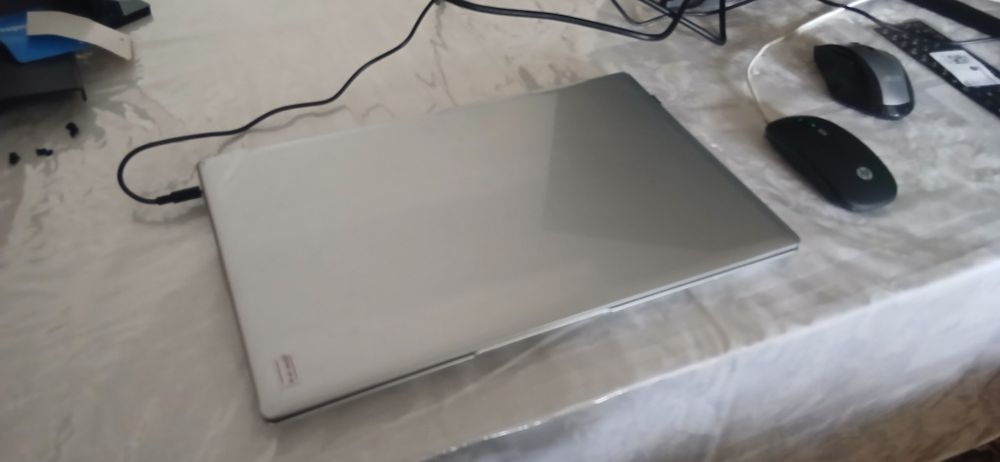 Noutbook sotiladi yoki obmen keysga  8 gb 128 ssd yengi