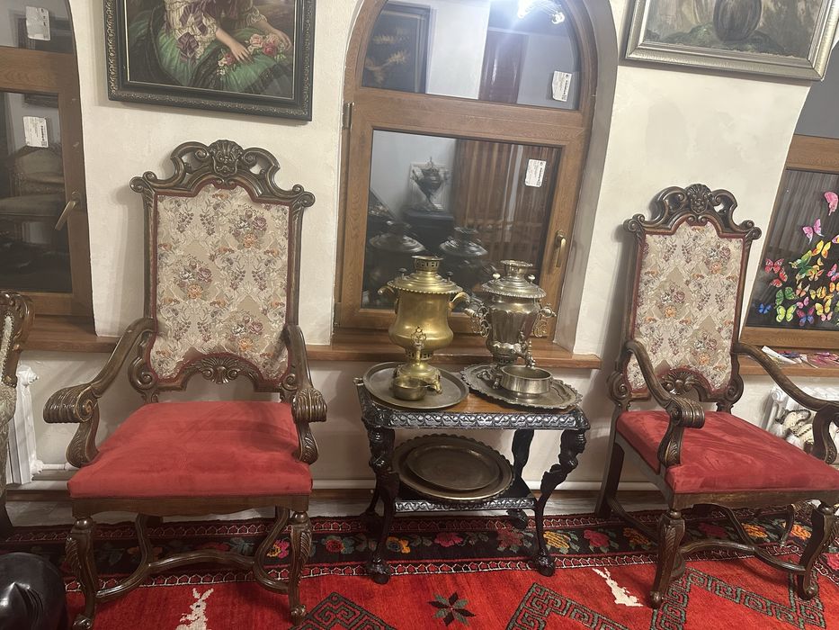 Шикарный комплект для гостинной в виде двух огромных кресел - тронов