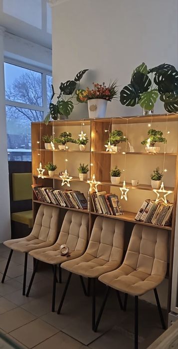 Продам: холодильник, столы, стулья, витрину, морозилку