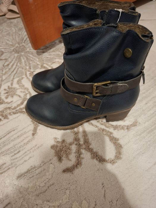 Vând cizmulițe din piele naturala noi